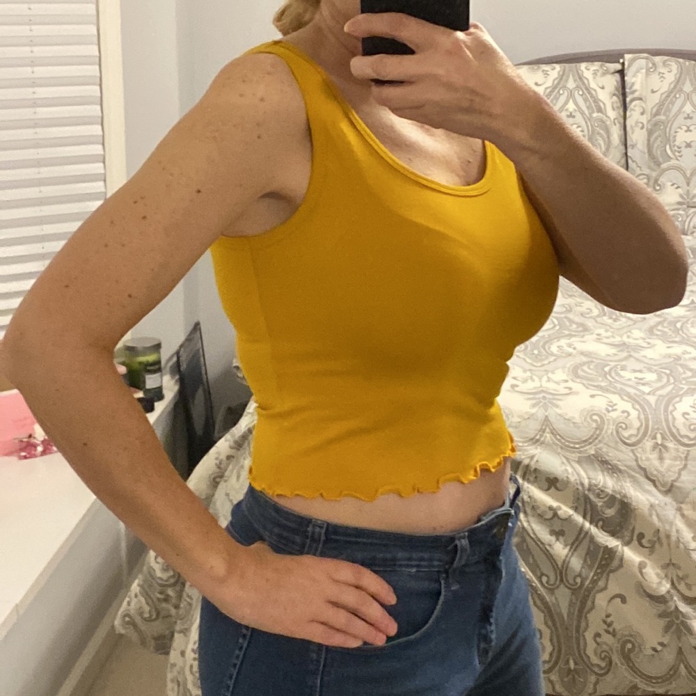 Cute Waist Length Crop Too Ruffle Detail Gameday